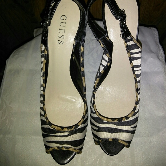 GUESS - Picture 4 of 5